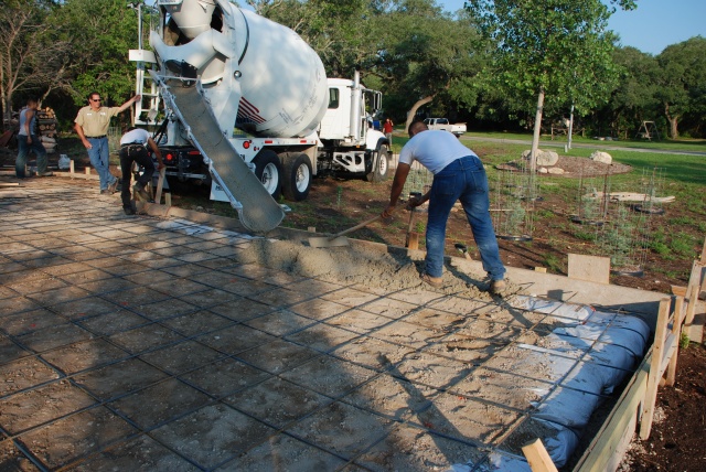 2010/05(May)/Firepit construction/640x480_2010-05-29-19 Firepit Construction.jpg